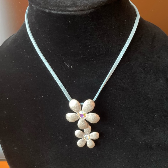 Lia Sophia Flower necklace - Picture 5 of 5